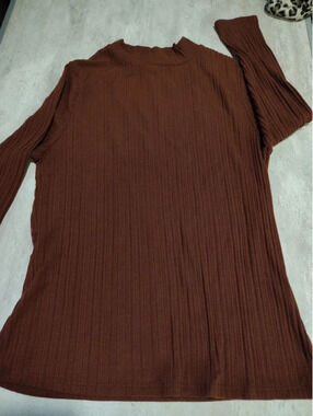 W5 Brown ribbed turtleneck size Medium Women's
